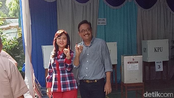 Salam 2 Jari, Djarot dan Istri Mencoblos di TPS 08