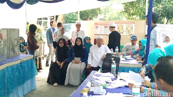 Pakai Baju Koko, KH Maruf Amin Datang ke TPS Bersama Keluarga