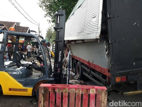 Dinding Truk Boks Jebol, Muatan Minuman Ringan Diserbu Warga