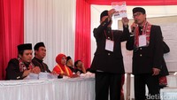 Berbeda dengan lawannya pasangan Basuki Tjahaja Purnama dan Djarot Saiful Hidayat ketika disebutkan, warga terlihat geram dan bersorak wooooo. Bahkan ada yang berteriak ikan asin dan sembako.
