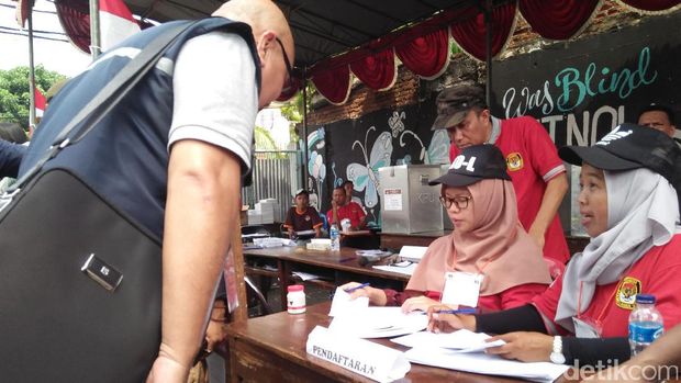 Komisioner KPU Tinjau TPS Tempat Habib Rizieq Mencoblos