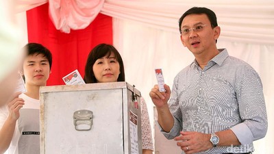 Tanpa Kemeja Kotak-kotak, Ahok Nyoblos Bareng Keluarga