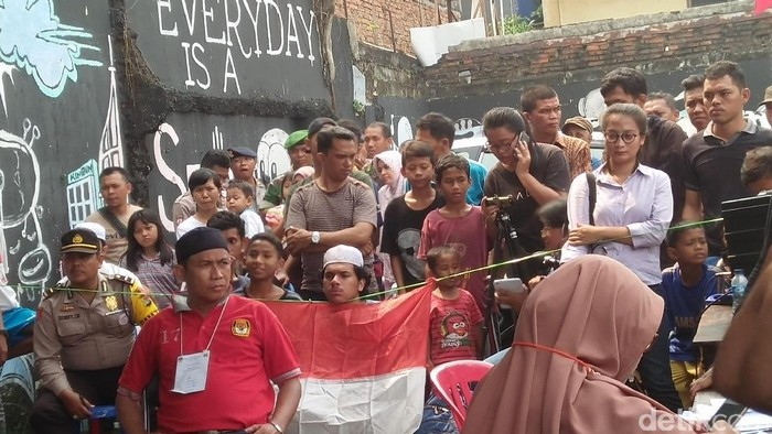 Perhitungan Suara di TPS Habib Rizieq Mulai, Warga Ramai Menonton