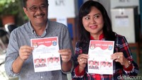 Djarot dan istrinya menunjukan kertas suaranya.