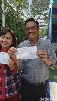 Djarot mencoblos bersama istri /