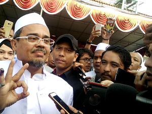 Nyoblos di Petamburan, Habib Rizieq Pose 3 Jari