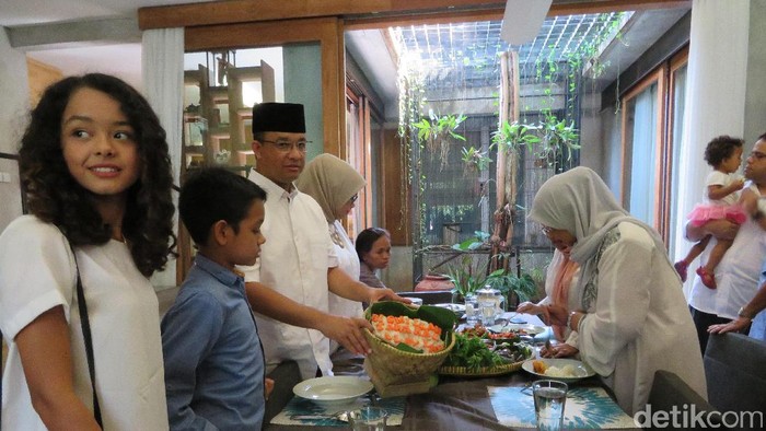 Anies Baswedan Mencoblos di TPS 28 Cilandak