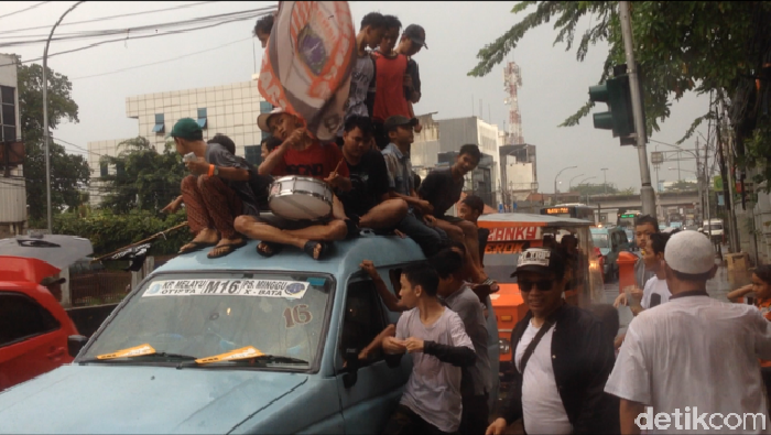 Warga Rusun Jatinegara Konvoi Sambut Kemenangan Anies-Sandi