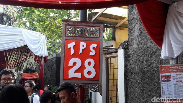 Petugas KPPS di TPS Anies Pakai Baju Adat Betawi 