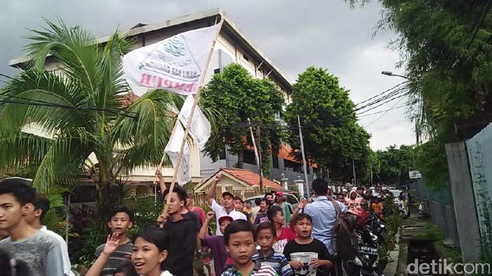 Anies-Sandi Menang, Warga Petamburan Syukuran Keliling Kampung