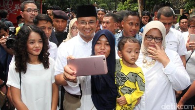 Warga Berebut Selfie dengan Anies