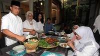 Anies dan keluarganya saat sarapan.