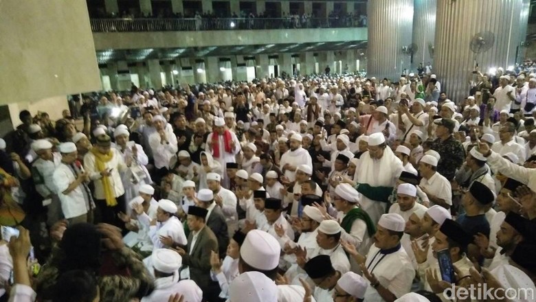 Anies Baswedan Tiba di Istiqlal Disambut Habib Rizieq