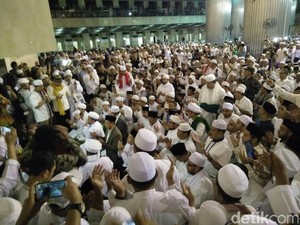 Anies Baswedan Tiba di Istiqlal, Disambut Habib Rizieq
