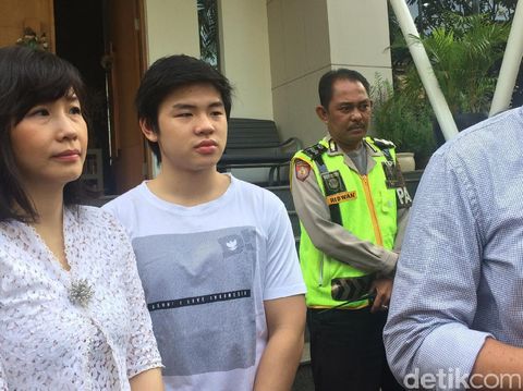 Foto: Gaya Veronica Tan Berkebaya di Pilkada DKI Putaran 2