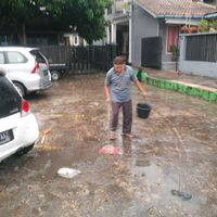 Warga membersihkan lokasi tumpukan es menyerupai salju