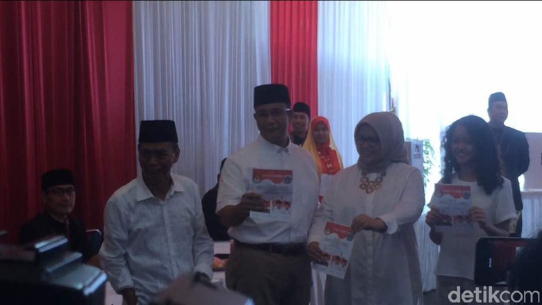 Ini Sosok Bapak yang Nempel Anies Saat Sesi Foto di TPS Ini Sosok Bapak yang Nempel Anies Saat Sesi Foto di TPS