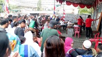 Warga memantau penghitungan suara di TPS 17.