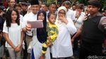 Warga Berebut Selfie dengan Anies