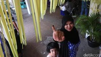 Suasana TPS ini pun seperti pesta pernikahan.
