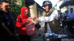Jelang Nyoblos, Anies Konvoi Beli Kue dengan Vespa