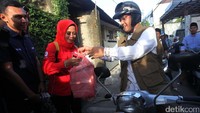 Anies memberikan kue tersebut kepada sejumlah wartawan.