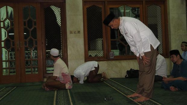  Anies menunaikan salat dua rakaat di Masjid Baitunnur