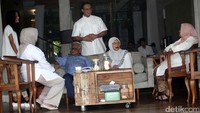 Anies berbincang dengan keluarga besarnya.