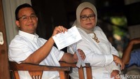 Istri dari calon gubernur DKI Jakarta nomor urut 3 Anies Baswedan, Fery Farhati Ganis menampilkan gaya busana yang tak jauh berbeda dari Pilkada di putaran pertama.  (Foto: Lamhot Aritonang/detikcom)