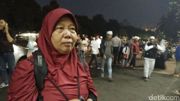 Pedagang plastik raup untung.