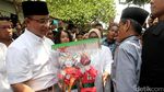 Warga Berebut Selfie dengan Anies