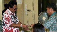 OSO mengambil surat suara Pilgub DKI putaran dua.