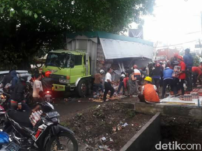 Dinding Truk Boks Jebol, Muatan Minuman Ringan Diserbu Warga