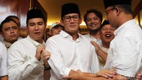 Sandiaga Salahuddin Uno tidak bisa membendung air matanya setelah hasil sejumlah quick count (hitung cepat) memenangkannya.