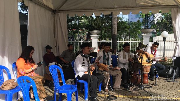 Pemusik keroncong menghibur warga di TPS IV Gambir.