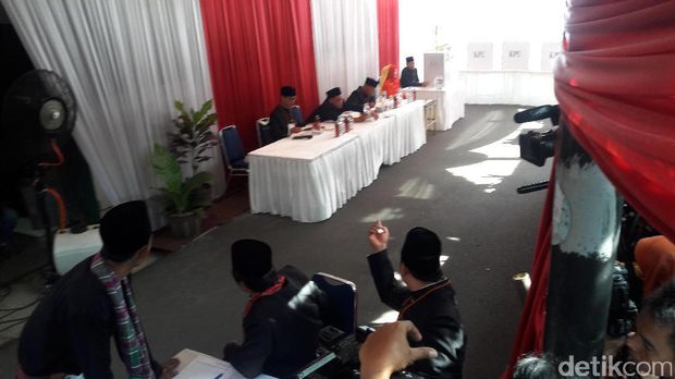 Petugas KPPS di TPS Anies Pakai Baju Adat Betawi 