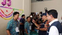 Ketua KPU Arief Budiman berbincang dengan panitia di TPS 34 di Rusunawa, Jatinegara Barat, Jakarta Timur.
