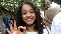 Mutiara Annisa pose 3 jari sebelum meninggalkan TPS 28 Cilandak.