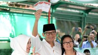 Cawagub nomor urut 3 itu ditemani oleh sang istri Nur Asia, anak perempuannya Amyra Atheefa Uno dan Mien Uno. Sandiaga beserta keluarga kompak mengenakan pakaian berwarna putih.
