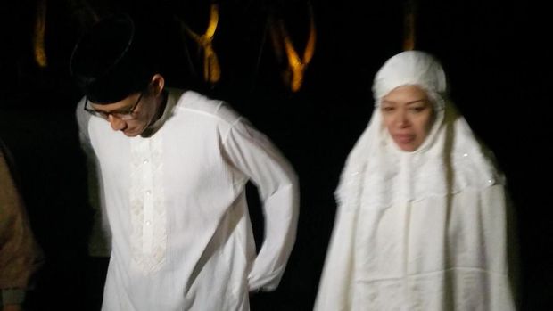 Sandiaga dan istrinya Nur Asia berjalan kaki menuju Masjid At Taqwa untuk salat subuh