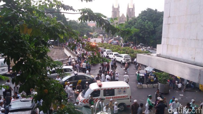 Masjid Istiqlal Semakin Ramai, Pedagang Plastik Raup Untung