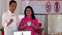 Jokowi dan Iriana menunjukkan surat suara usai mencoblos di TPS 04 Gambir, Rabu (19/4/2017).