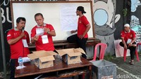 Petugas melakukan penghitungan suara Pilgub DKI putaran dua.
