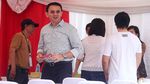 Tanpa Kemeja Kotak-kotak, Ahok Nyoblos Bareng Keluarga