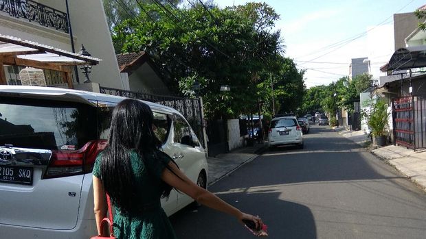 Mulan terkejut dan mengaku ingin mengambil e-KTP sebagai syarat pemilih.