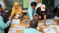 Petugas melakukan penghitungan suara.