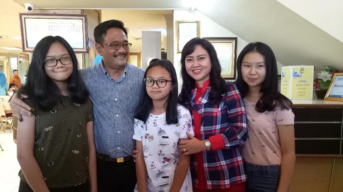 Makan Sekeluarga, Djarot Diberi Kejutan oleh 3 Putrinya