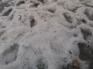 Begini Penampakan Hujan Es yang Mirip Salju di Bandung