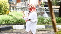 Aktris sekaligus politisi dari Partai Gerindra, Rachel Maryam, tak ingin ketinggalan mengikuti Pesta Demokrasi hari ini. Foto: Noel/ detikHOT