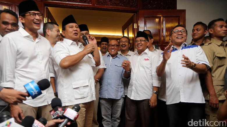 Senyum Lebar Prabowo, Amien Rais, dan HT di Kemenangan 